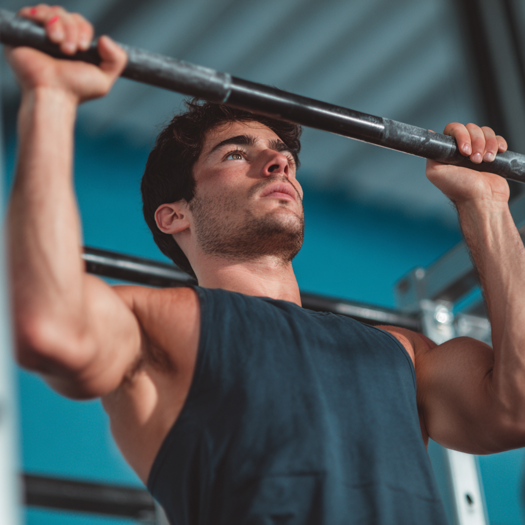 Чоловік виконує силові вправи в тренажерному залі, демонструючи фізичну силу та витривалість